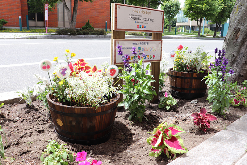 保育園児と一緒に花を植えた花壇